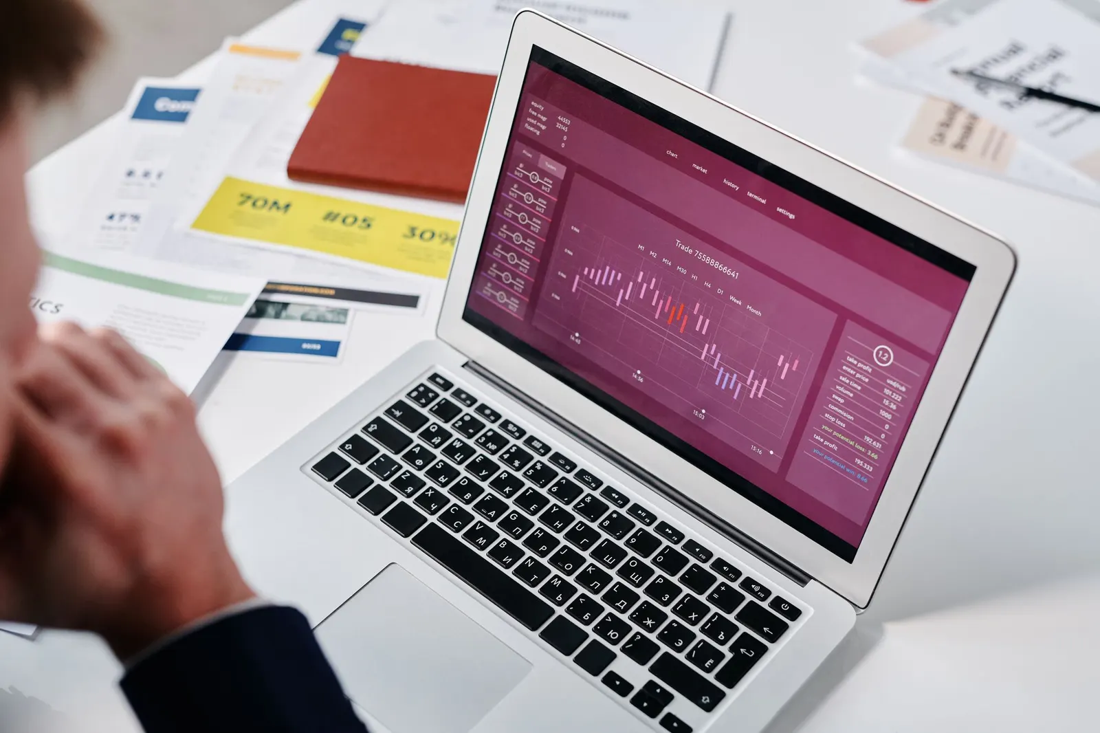 Laptop mit Analytics-Dashboard und Diagrammen auf einem Schreibtisch